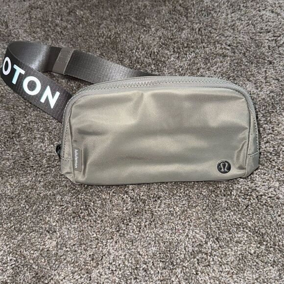 NWT LULULEMON WEAR EVERYWHERE BELT BAG STONE GREY - Picture 1 of 3